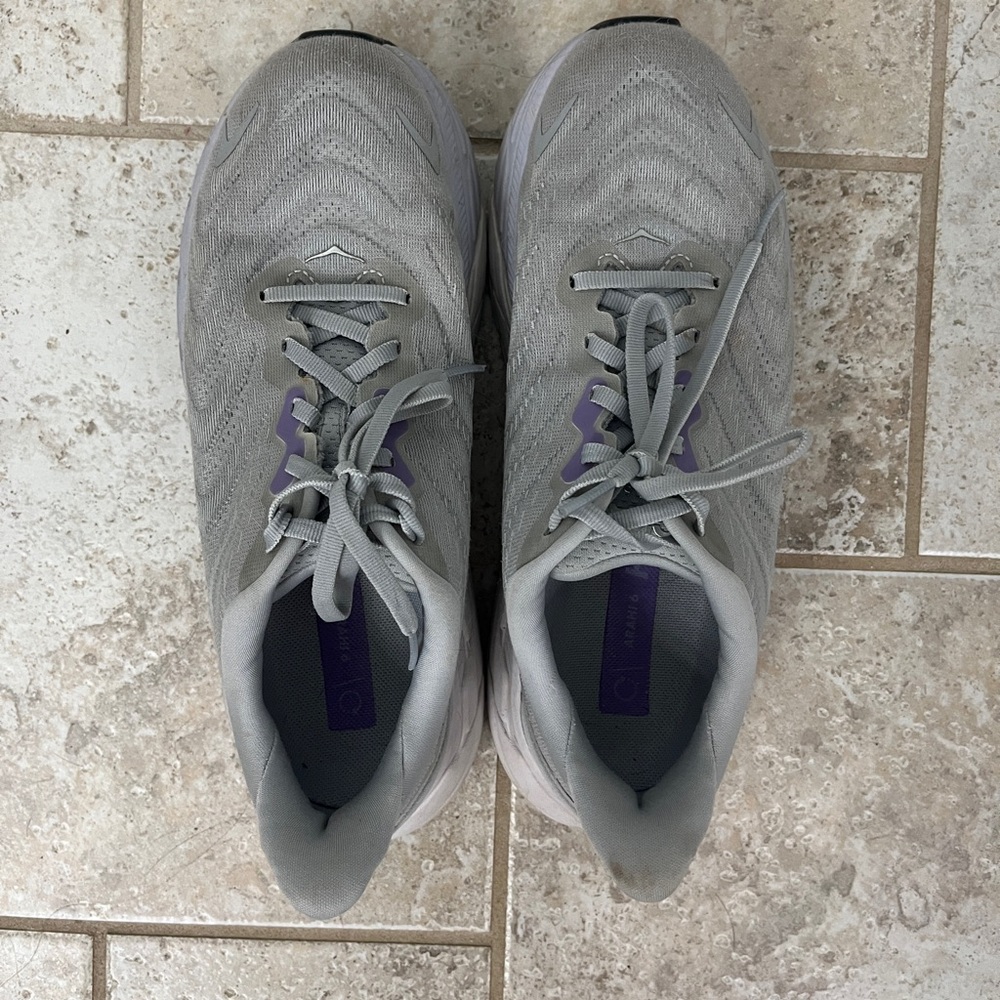 Hoka One Arahi 6 shoes